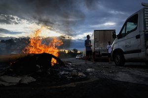 Moraes manda polícia agir imediatamente para liberar vias bloqueadas por caminhoneiros