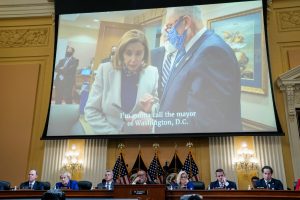 Novos vídeos mostram como Pelosi e outros líderes reagiram à invasão do Capitólio em 2021