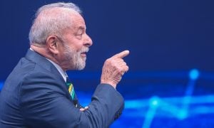 Lula ironiza tentativa de Bolsonaro de se afastar de Jefferson e lembra ‘padre laranja’ em debate