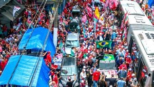 Lula diz que derrubará sigilos de Bolsonaro e pede mobilização para convencer indecisos