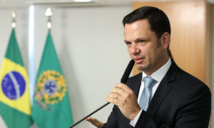 Ministro diz que PRF atua ‘ininterruptamente’, mas caminhoneiros seguem com bloqueios