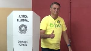 Bolsonaro vota na Vila Militar no Rio e se nega a comentar caso Zambelli