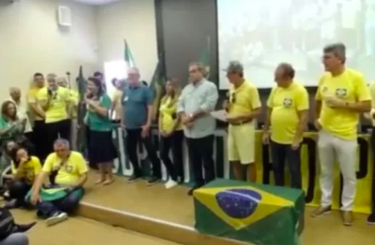 Deputada bolsonarista sugeriu que médicos escrevam “22” nas receitas e entreguem santinhos
