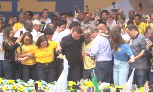 VÍDEO: Palanque onde Bolsonaro discursava no Rio sofre instabilidade e gera alarme