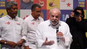 Na Bahia, Lula faz apelo aos indecisos: ‘O Lulinha está doido pra ter um voto a mais’