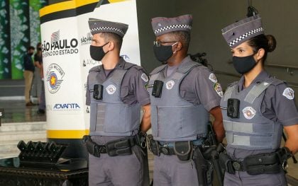 Por que Tarcísio e Bolsonaro estão errados sobre as câmeras nas fardas da PM