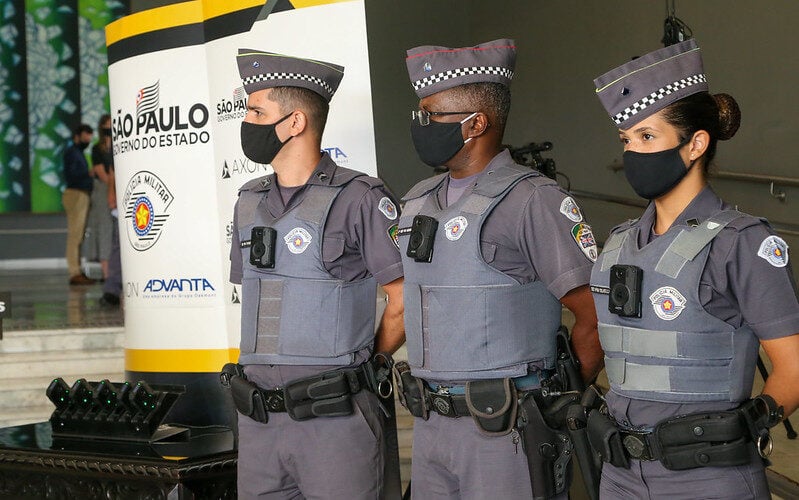 Por que Tarcísio e Bolsonaro estão errados sobre as câmeras nas fardas da PM