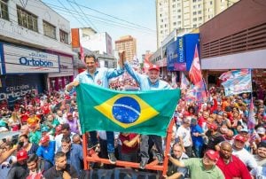 ‘Quem tiver uma gota de sangue nordestino não pode votar nesse monstro’, diz Lula sobre Bolsonaro