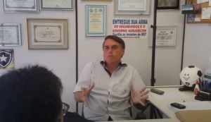PT leva à TV vídeo que liga Bolsonaro ao canibalismo; ex-capitão reclama ao TSE