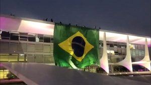 Bolsonaro estende bandeira do Brasil gigante na fachada do Palácio do Planalto