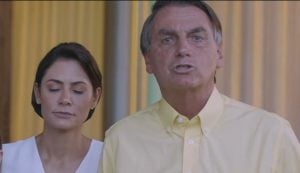 'Pintou um clima': Bolsonaro grava vídeo com Michelle e se diz 'indignado' com repercussão do caso