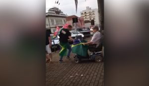Vídeo: Idoso tenta atropelar eleitores do PT com cadeira de rodas motorizada