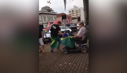 Vídeo: Idoso tenta atropelar eleitores do PT com cadeira de rodas motorizada