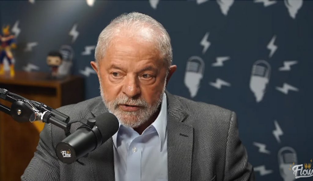 Bolsonaro se comporta como se fosse um pedófilo, diz Lula ao Flow