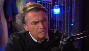 'Tem gente que passa fome, mas não justifica', alega Bolsonaro em entrevista a podcast