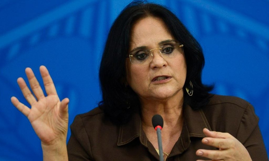 Justiça extingue ação de Damares contra resolução sobre aborto legal em crianças vítimas de violência sexual