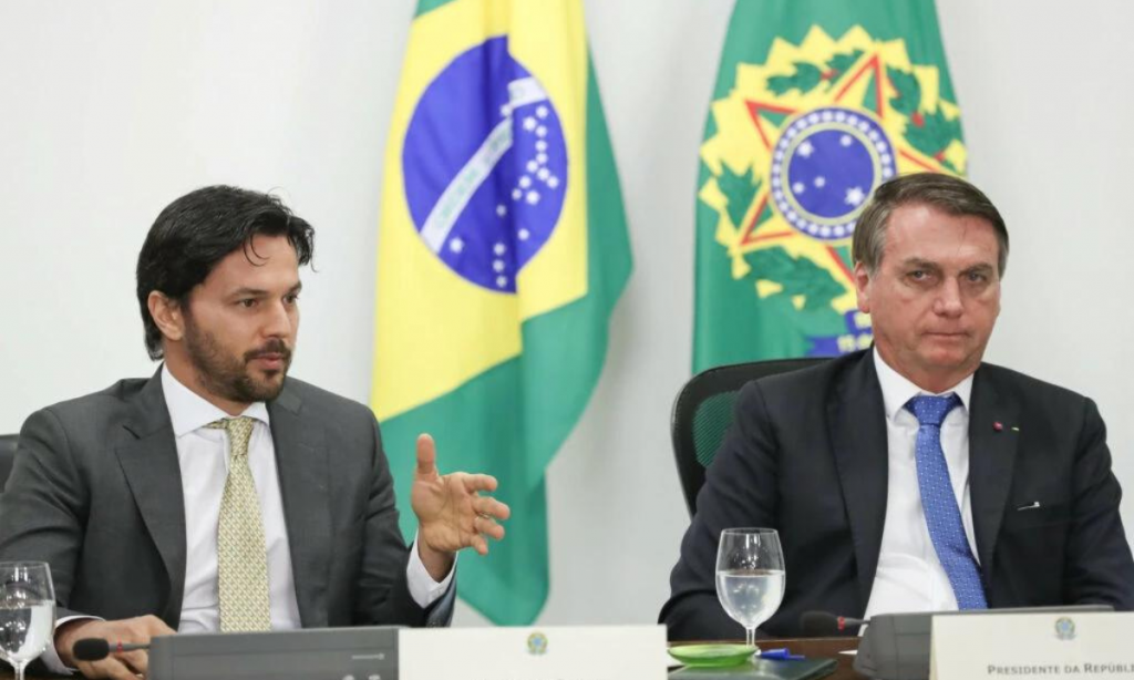 Ministro das Comunicações acusa rádio do próprio pai de suposta fraude contra Bolsonaro