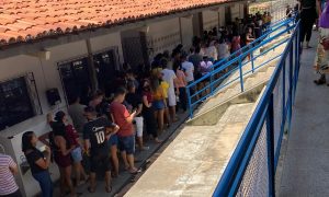 Eleitores relatam até 4 horas de fila para votar; demora varia conforme a região