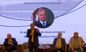 Guedes diz que Bolsonaro deveria sobrepor propostas de Lula: 'Tudo que ele fizer, eu faço mais'
