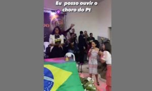 VÍDEO: Jovens cantam louvor pró Bolsonaro e contra o PT em igreja de Goiás