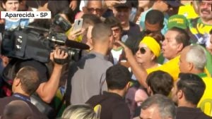 Jornalistas da TV Aparecida são hostilizados por bolsonaristas após celebração religiosa