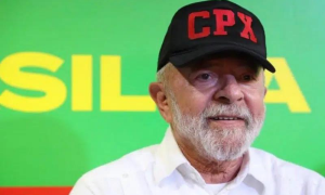 Justiça extingue ação contra Zambelli, Flávio Bolsonaro e Mario Frias por fake news sobre boné do ‘CPX’