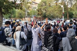 Após protestos, Irã decide abolir a polícia da moralidade