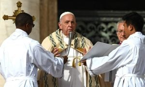 Papa pede prisão de traficantes após naufrágio de migrantes na Itália
