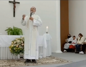 VÍDEO: Bolsonaristas interrompem missa e atacam padre no Paraná