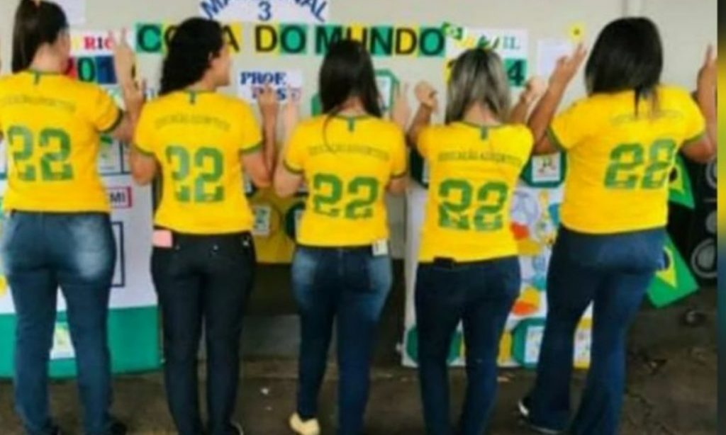 Colégio de MG distribui camisetas verde e amarelo com número 22 a estudantes