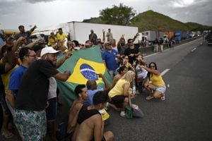 ‘Não queremos mais Bolsonaro, queremos o Exército’, diz manifestante em SC