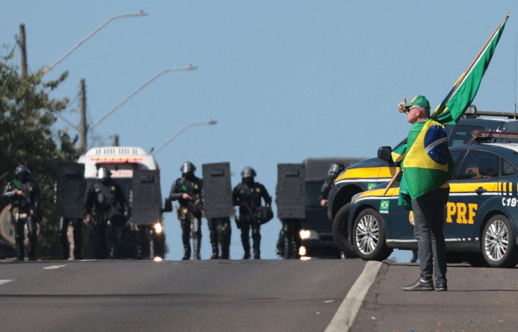Policiais rodoviários federais repudiam silêncio de Bolsonaro: ‘Estimula bloqueios nas estradas’