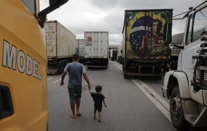 Bolsonaristas levam bebês e crianças a bloqueio de rodovias em São Paulo