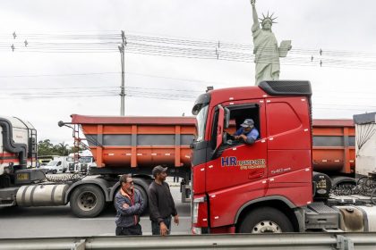 Governador de Santa Catarina diz que empregará ‘todos os meios legais’ para desbloquear estradas