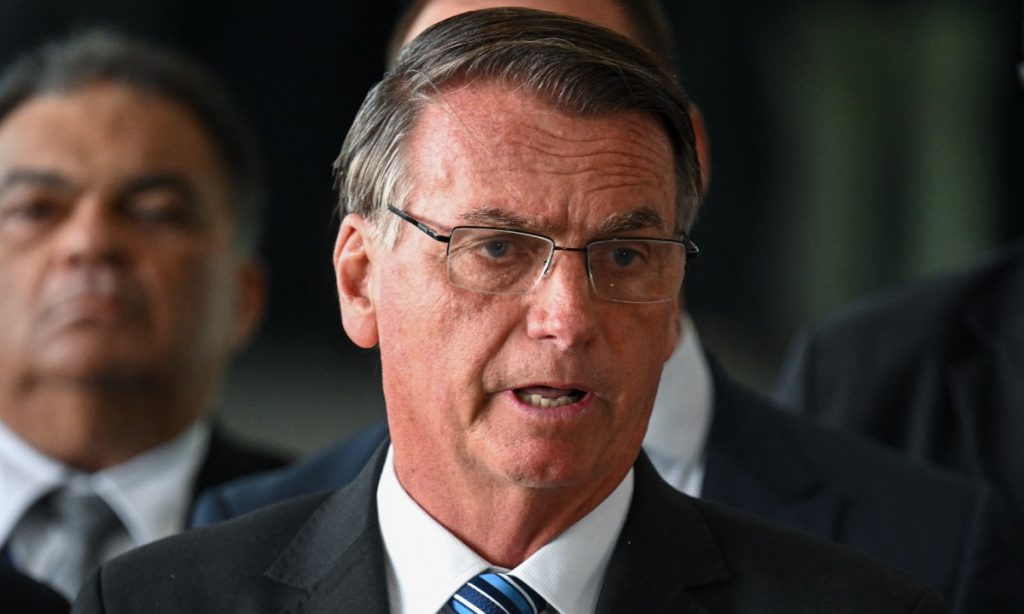 Bolsonaro ‘some’ e se mantém recluso no Alvorada desde derrota nas urnas