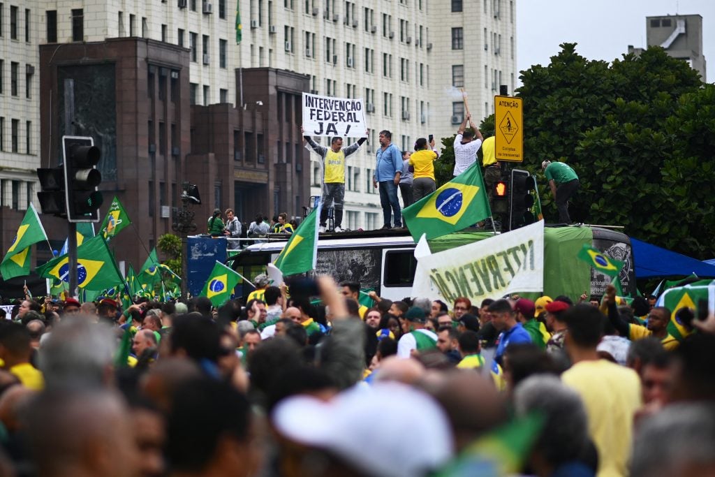 Milhares de bolsonaristas pedem intervenção militar após vitória de Lula