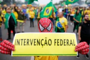 Equipe da Jovem Pan é hostilizada por bolsonaristas durante ato golpista em Brasília
