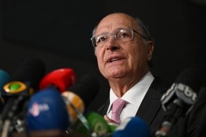 Alckmin toma posse como ministro e quer protagonismo da indústria no PIB