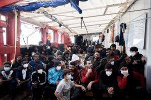 Navio atraca na França após 15 dias à deriva e direita critica 'loucura migratória'