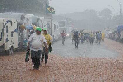 Bolsonaristas fazem atos antidemocráticos em pelo menos 8 capitais e em Brasília