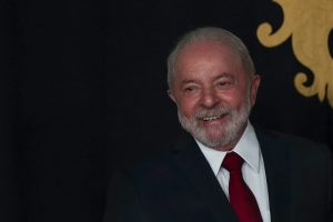 Lula tem alta de hospital após procedimento na laringe
