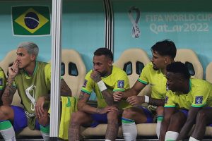 Neymar ficará sob observação por entorse no tornozelo direito