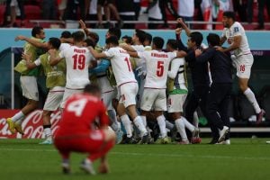 Irã vence País de Gales com gols nos acréscimos e segue vivo na Copa