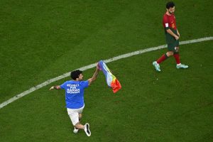 Portugal x Uruguai: torcedor invade o gramado no Catar com bandeira LGBT