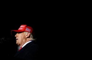Trump janta com supremacista branco e recebe fortes críticas até de republicanos