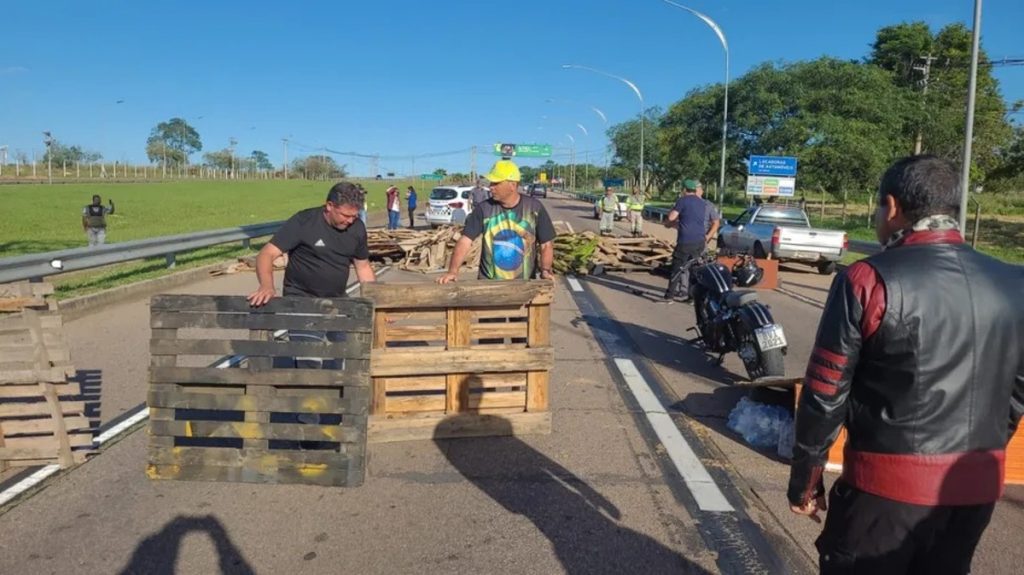 Bolsonaristas bloqueiam acesso a aeroporto em Campinas, mas polícia dispersa com retroescavadeira