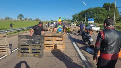 Bolsonaristas bloqueiam acesso a aeroporto em Campinas, mas polícia dispersa com retroescavadeira