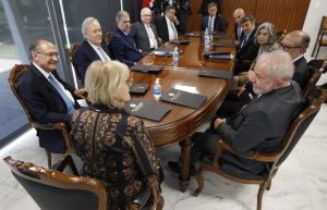 Em busca da normalidade institucional, Lula chega ao STF para conversar com ministros