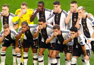 Copa: Seleção alemã protesta e capitão esconde braçadeira proibida pela Fifa