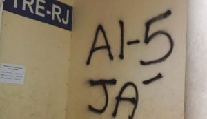 Polícia investiga mensagens pró-ditadura nas fachadas do TRE e da OAB no Rio